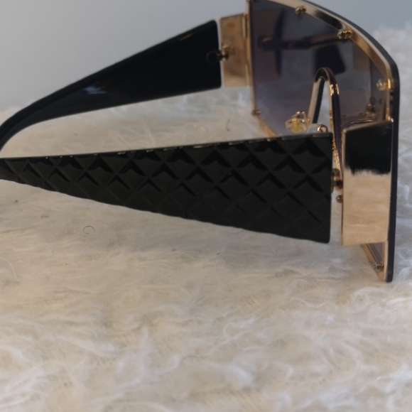 SOLD!!!**LAST ONE*"NWOT Sunglasses - Picture 3 of 3